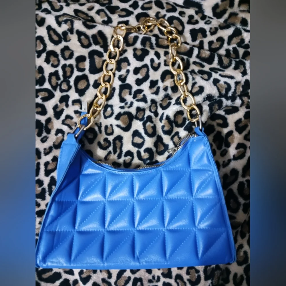 Women electric blue gold chain padded mini bag - Picture 5 of 10